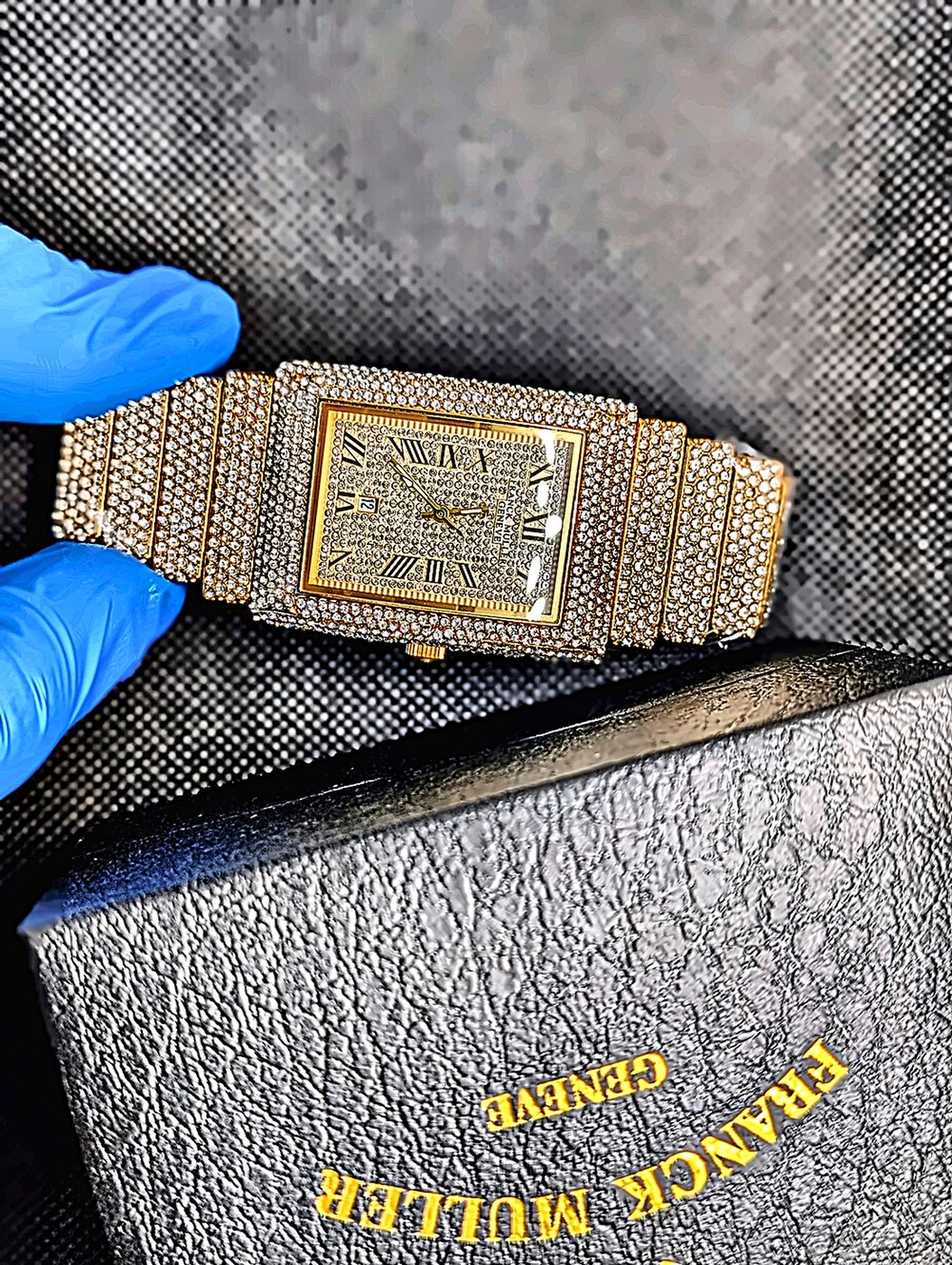 Vaviluxe watch front view
